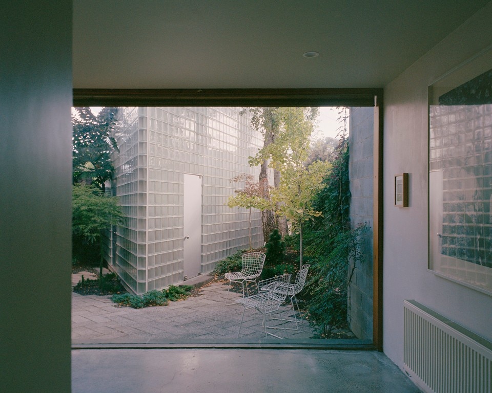 A small translucent architecture connects nature to a house in Melbourne