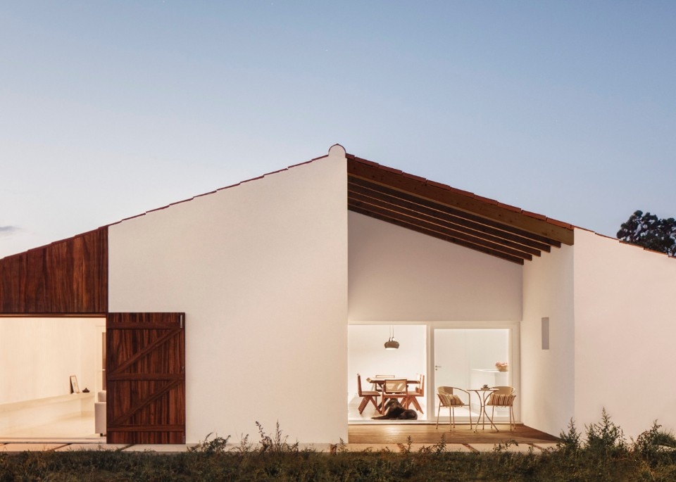 A house in Portugal questions the architectures of tourism