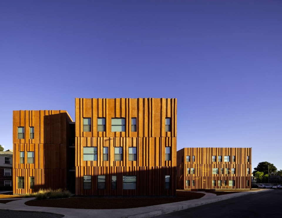 A concrete façade shaped by light and Mexican winds