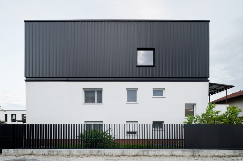 A contrasting roof extension for a villa in Ljubljana