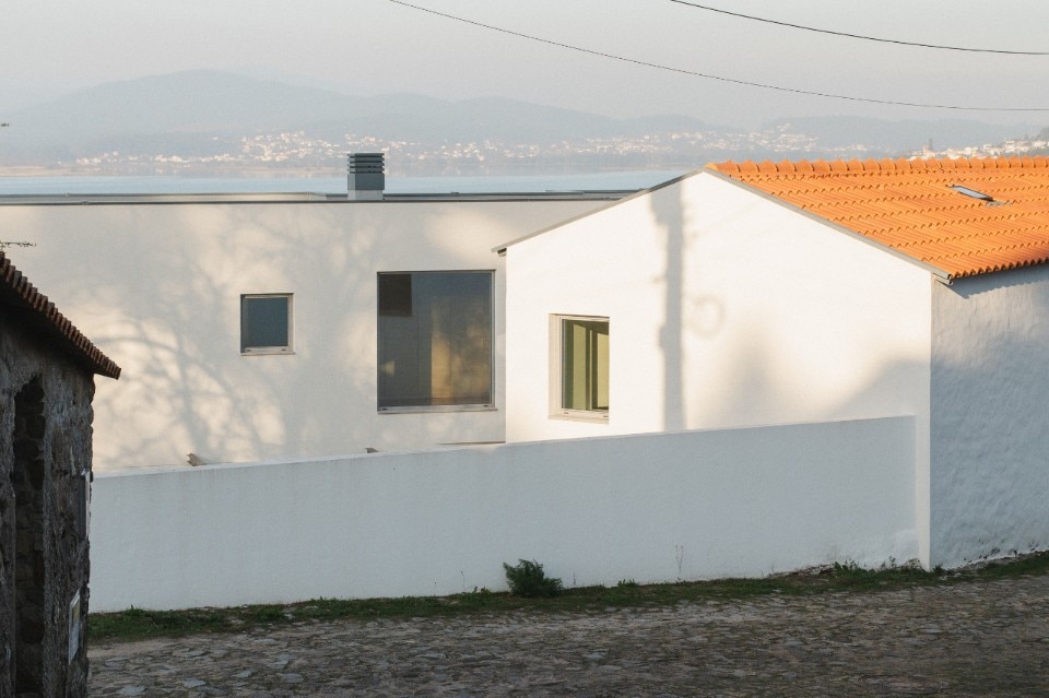 A modernist sign in the Portuguese countryside