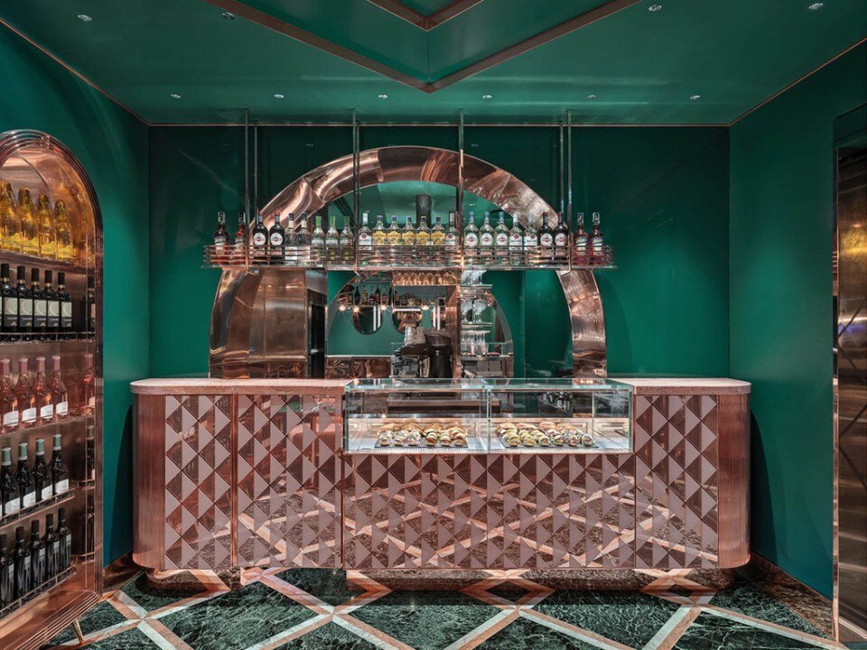 The Italian bar, or the intimate space in front of a counter