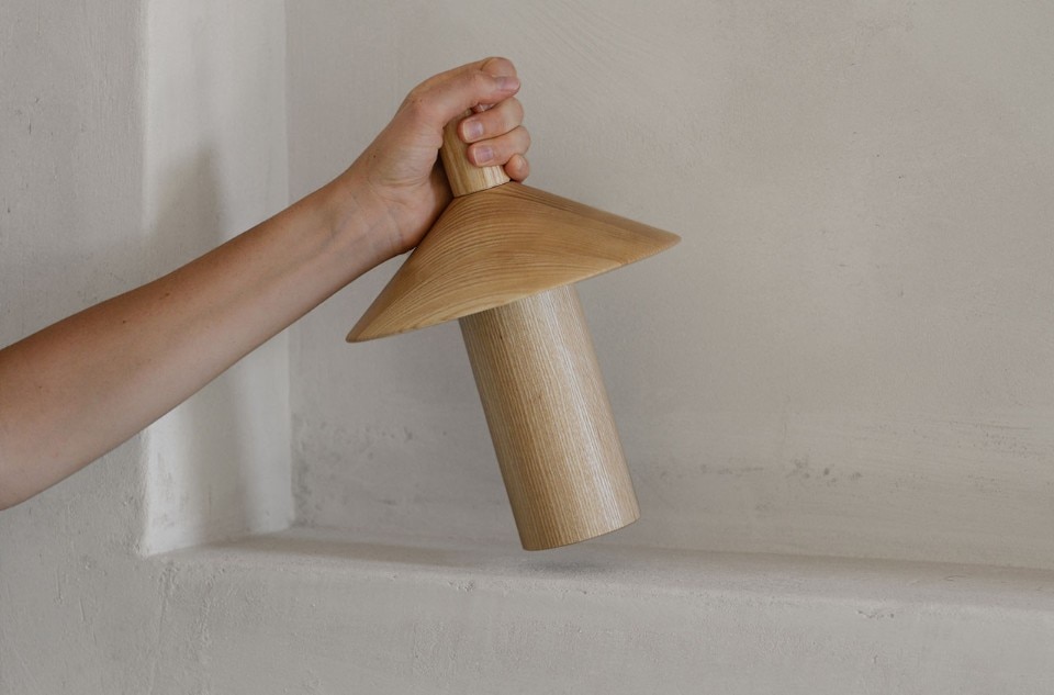 The virtuous story of Pepa, a wooden lamp that grinds the light