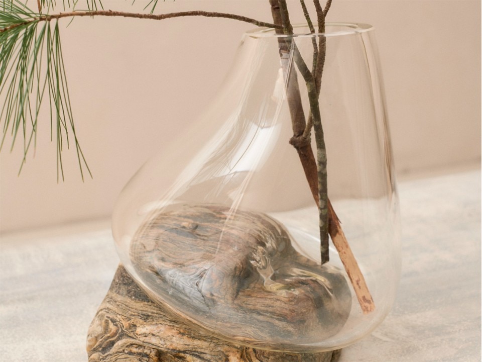 Lætitia Jacquetton's vases: blown glass lying on the stone