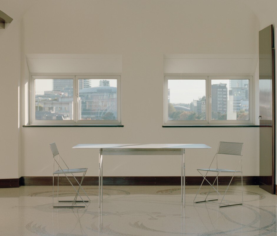 Carbonari, a table for designer interiors