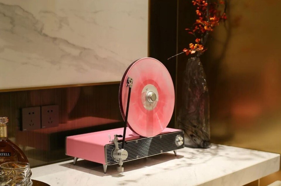 The turntable that plays vinyl records vertically