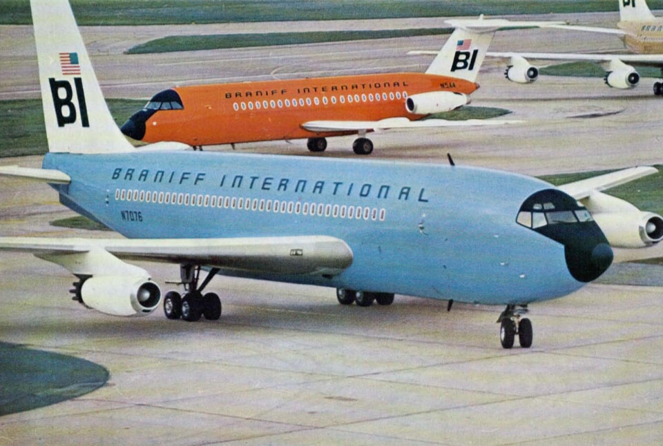 Braniff International Airways, a design revolution between colorful planes and Emilio Pucci uniforms