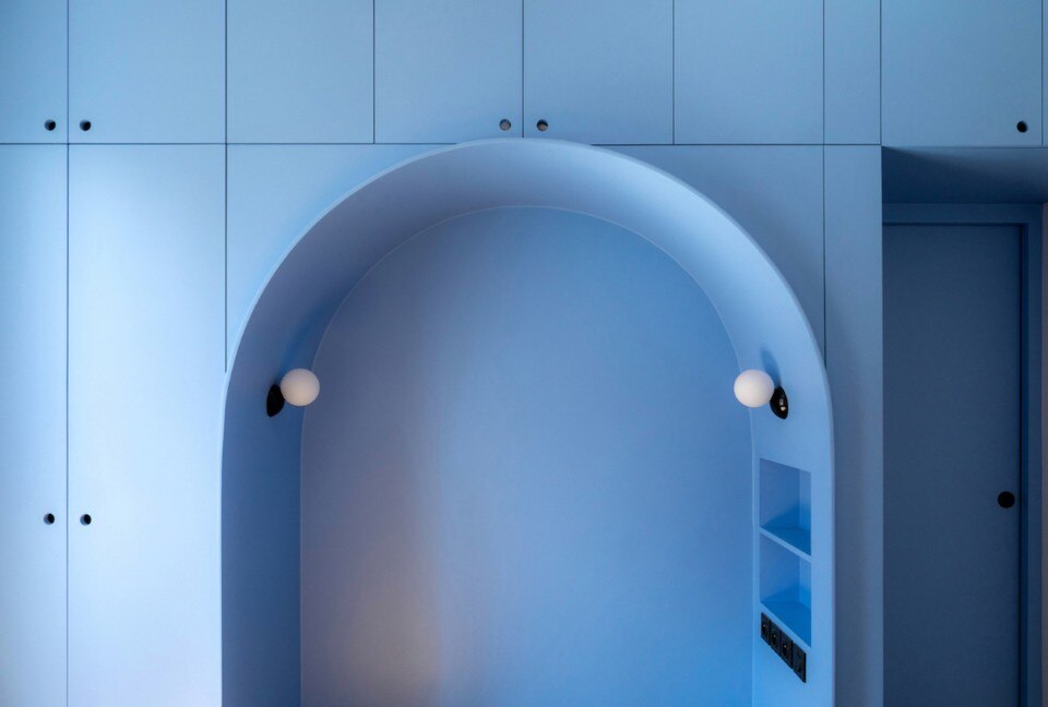 A blue cube in a Parisian period mini-apartment