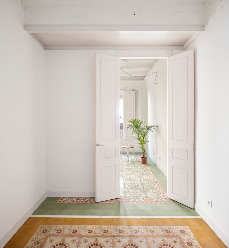Hybrid layers in a period residence in Barcelona