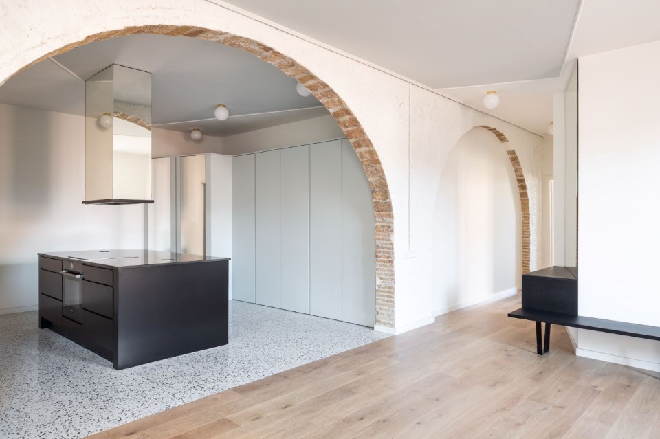 The renovation of a Catalan house enhances an arched structure of the 19th century