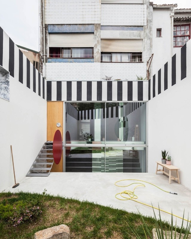 In Porto, the expressive reconversion of a store in an apartment