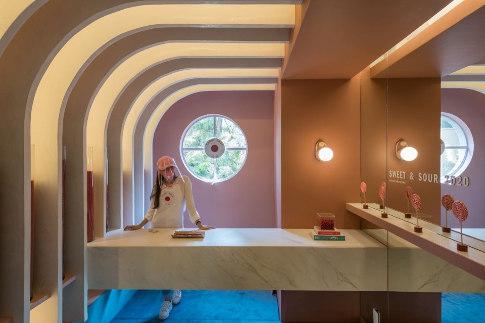 A 15 sqm office turned into a candy shop in 14 days