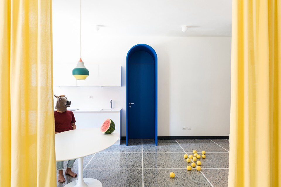 The renovation of a 1950s apartment in Rome as a theatrical behind the scenes