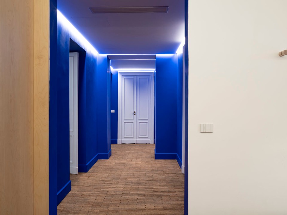 Electric blue walls in a renovated flat in Turin