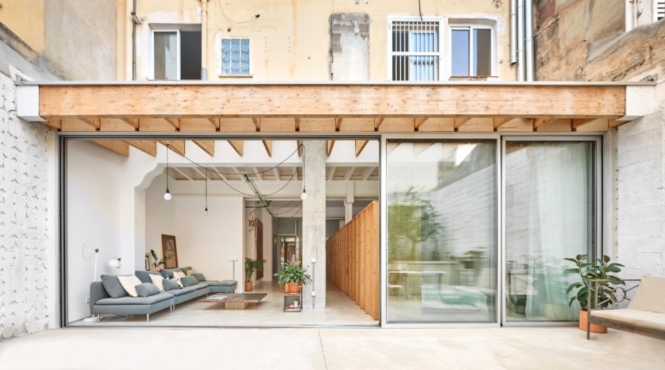 Spanish bakery is transformed in a flat with hidden patio