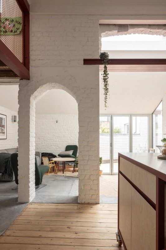 A contemporary “land of in-between” to reshape an old house in Belgium