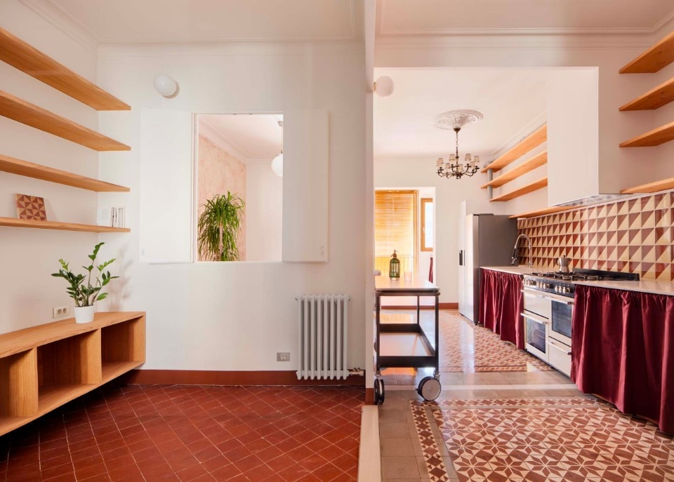 Eixample: a renovated apartment preserving the traces of its own history