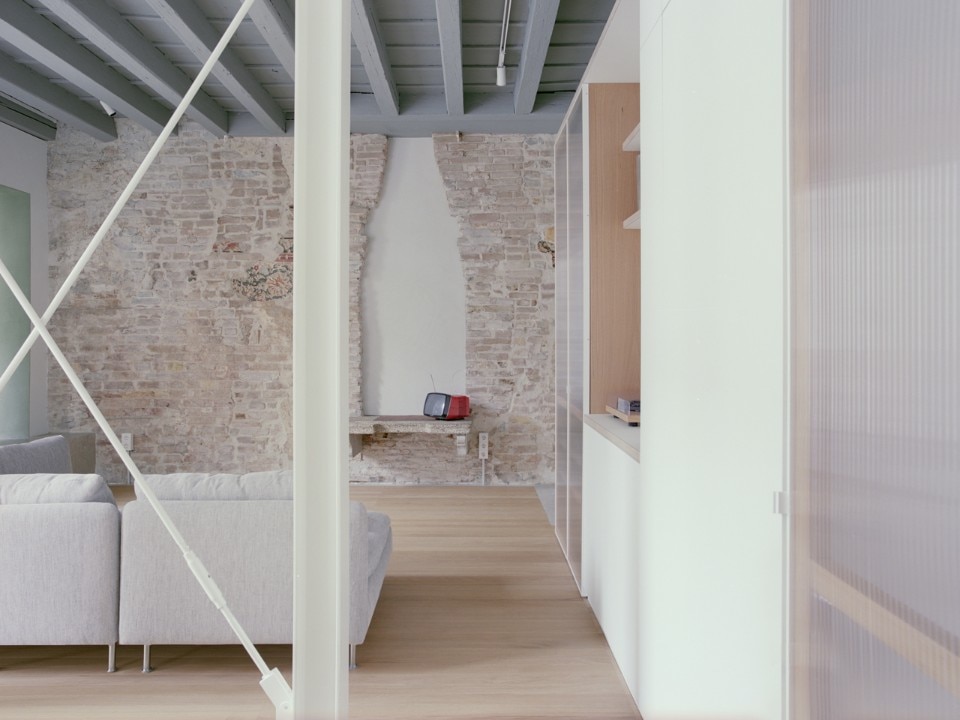 A renovated apartment in the heart of Padua, between abstraction and materiality