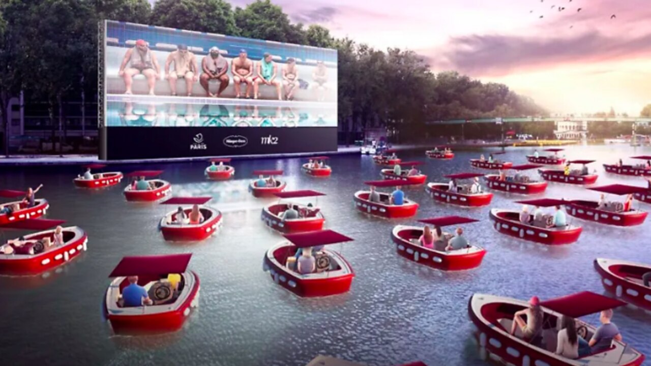 Paris without tourists, cinema goes on water (with social distancing)