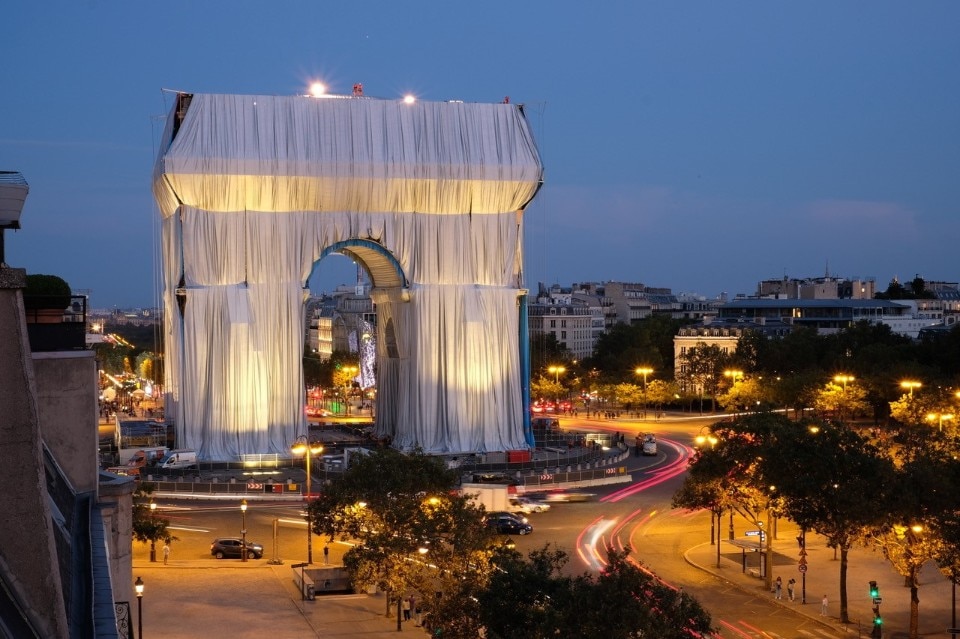 Christo posthumously wraps Arc de Triomphe in Paris