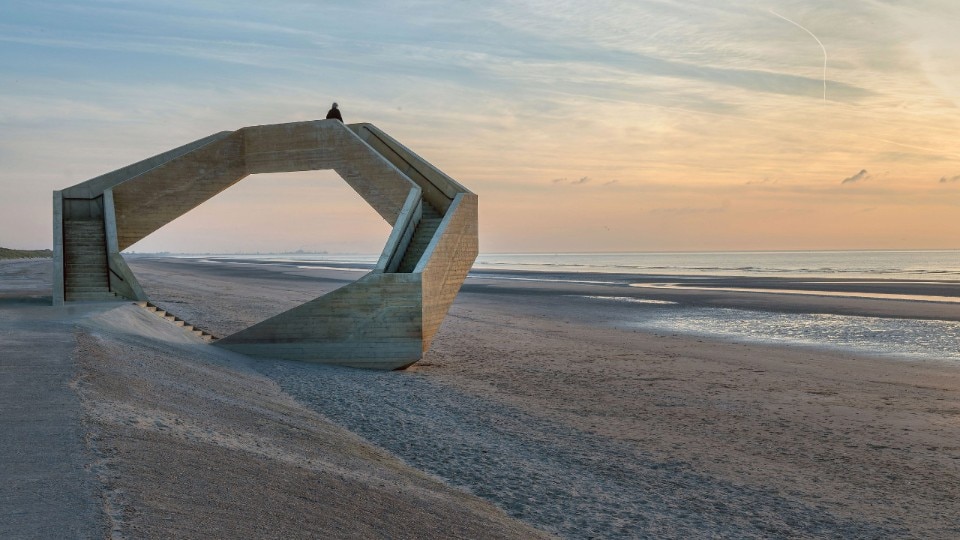 A panoramic concrete ring that disappears into the sea