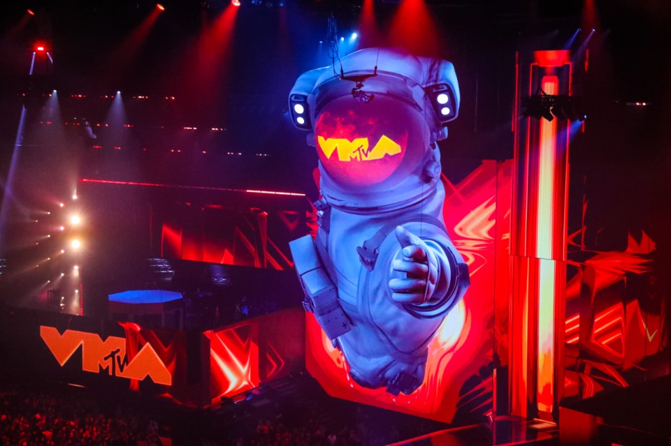 Stage with giant astronaut celebrates 40 years of MTV VMA