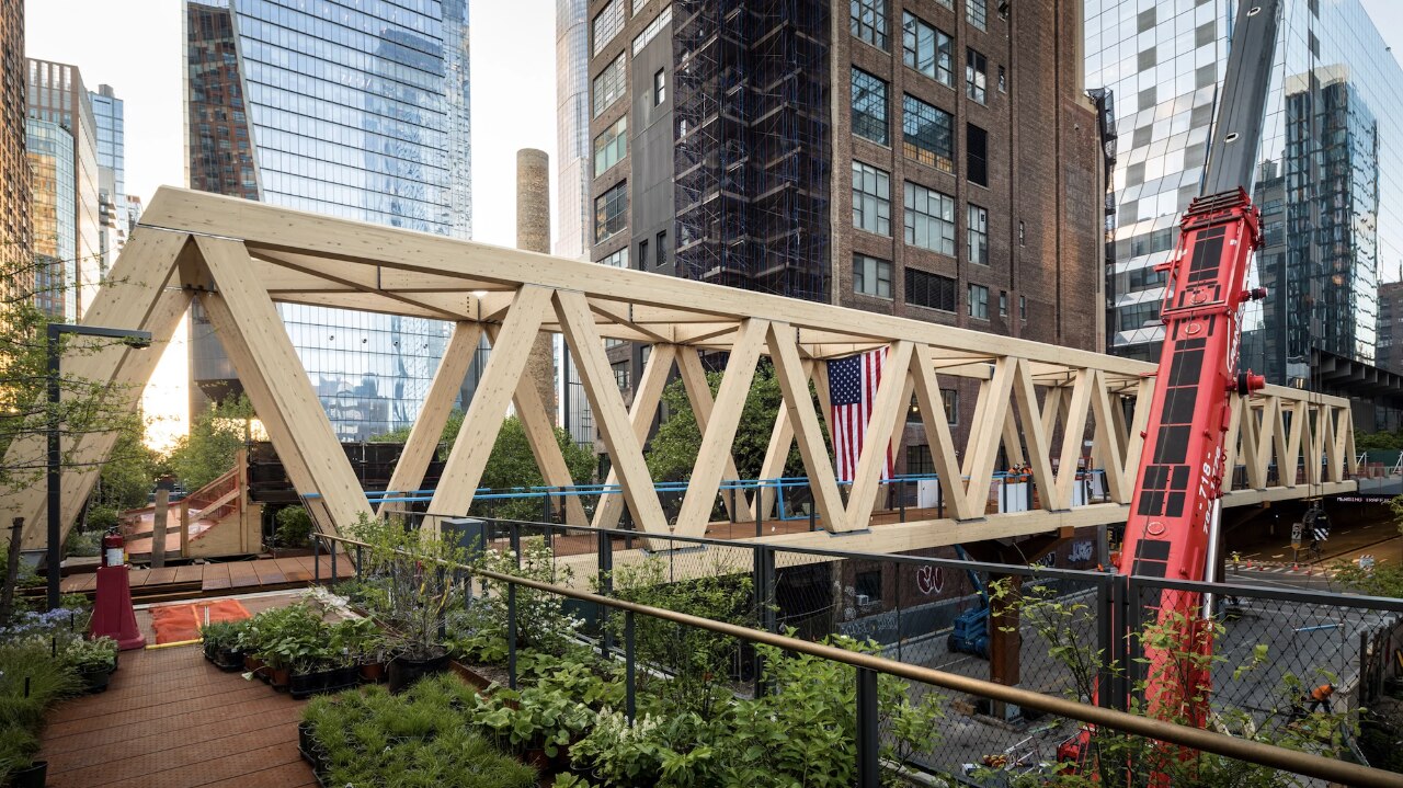 SOM’s wooden bridge marks the beginning of a new era for Manhattan’s High Line