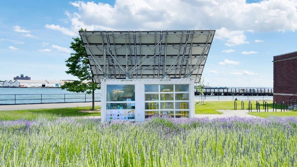 A recycling “microfactory” powered by solar energy