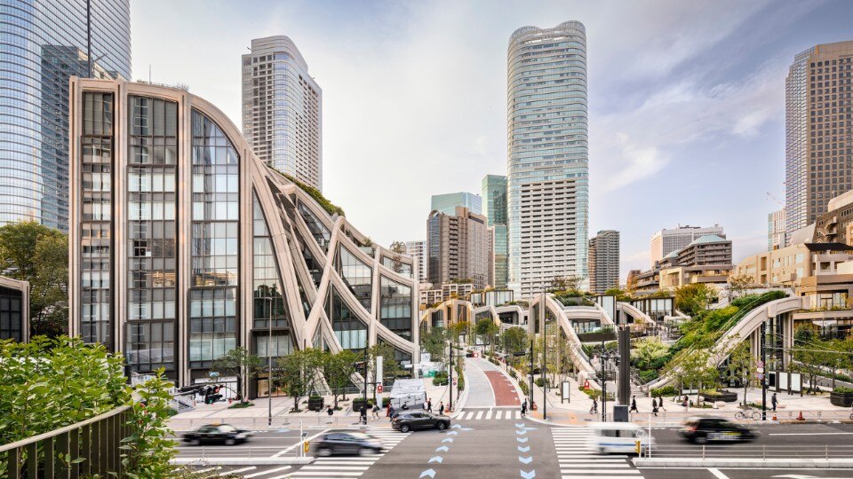 The undulating structure in Heatherwick’s new neighborhood in Tokyo